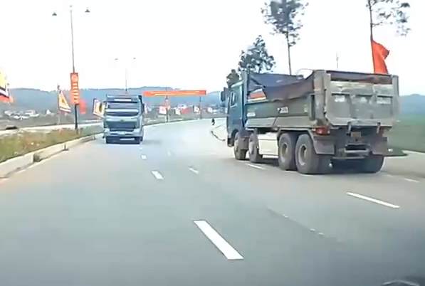 Phòng Cảnh sát giao thông: Xử lý 01 trường hợp lái xe đi ngược chiều trên đường có biển cấm đi ngược chiều qua phản ánh của Nhân dân